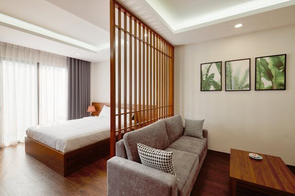 Cloison amovible en bois design : modernisez vos bureaux avec style